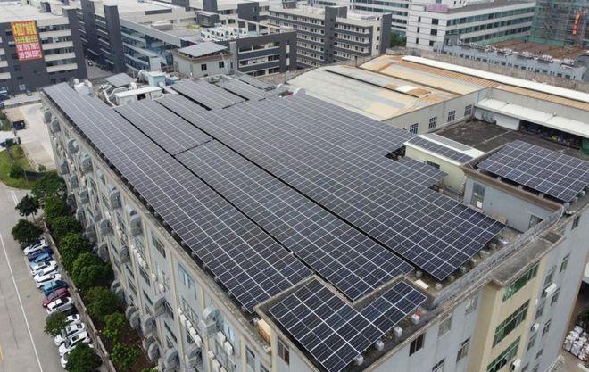 太阳能光伏设备安装效果图居民屋顶安装光伏设备效果图