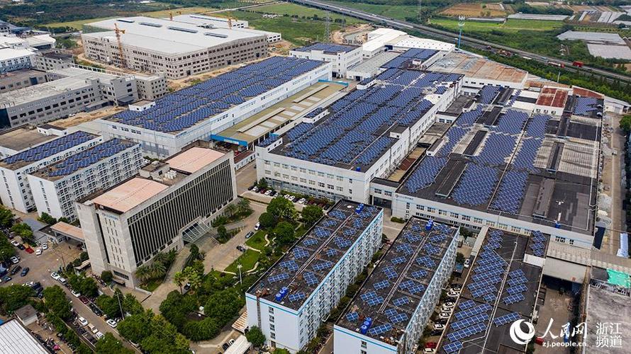 9月2日,浙江省慈溪市观海卫镇,一企业屋顶上方安装了太阳能光伏设备.